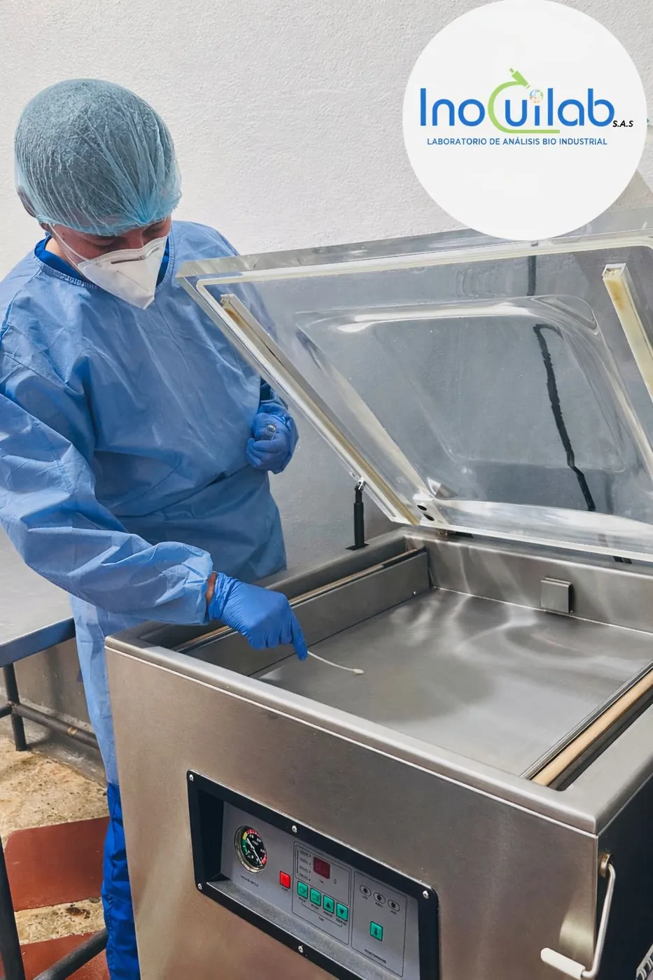 Analista de Inocuilab operando un equipo del laboratorio